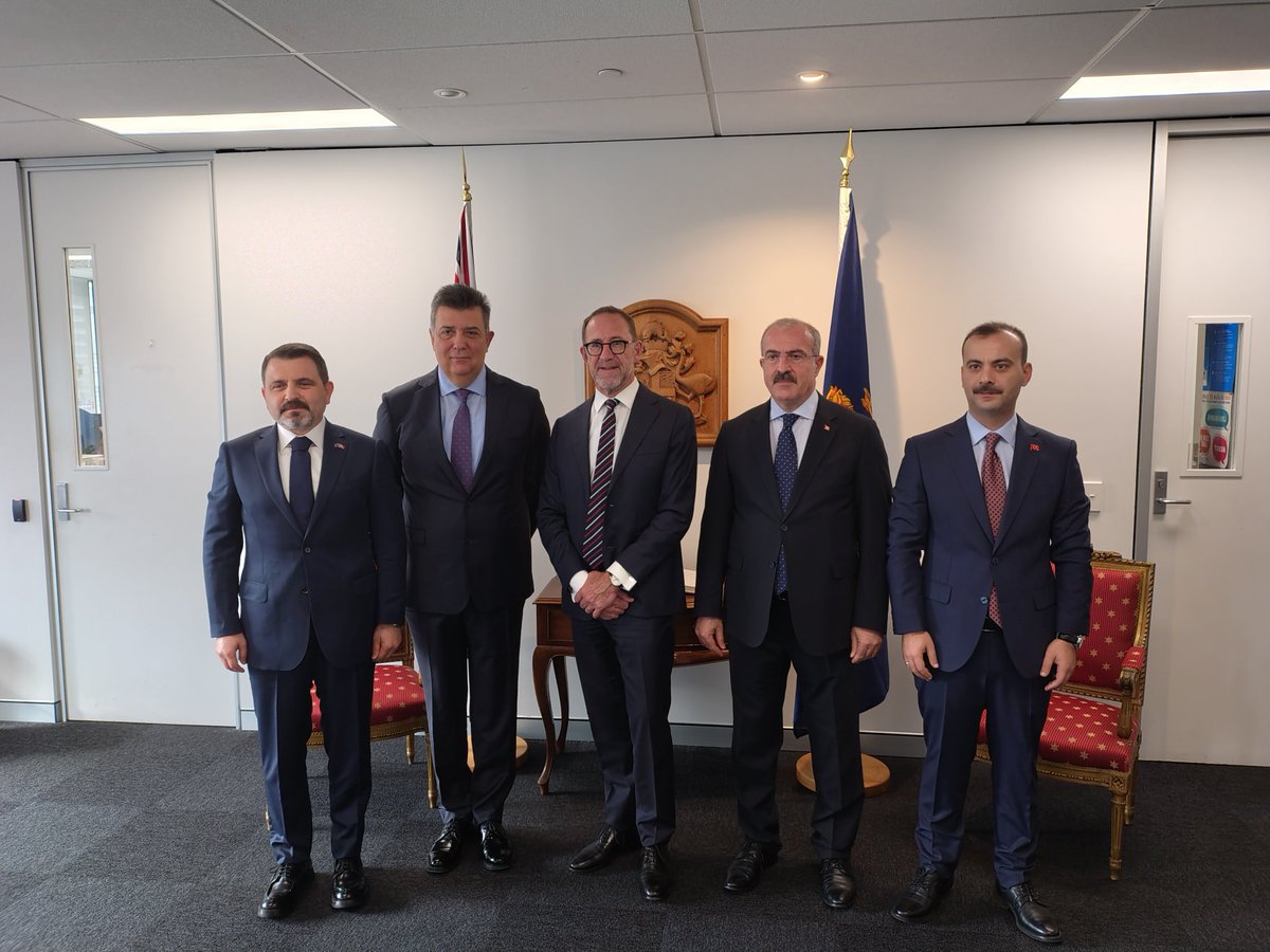 Büyükelçi Karalar ve Çanakkale Valisi Sayın Ömer Toraman başkanlığındaki heyet, Wellington Belediye Başkanı Andrew Little ile görüşmüştür.
Ambassador Karalar and the delegation led by Mr. Ömer Toraman, Governor of Çanakkale, met with the Mayor of Wellington, H.W., Andrew Little.