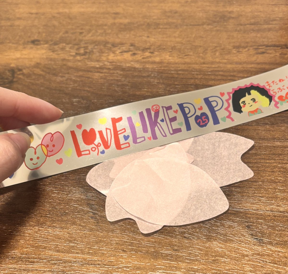 今日もaikoライブの余韻に浸ってる。こんなにライブ行ってるのに、こんな気持ちになるの何年ぶりだろ
aikoライブ、銀テ飛び出したと同時に2階席にもスタッフさんが配ってくれてみんな1本ずつ取って隣に回して、終わってからも配ってくれる人やパネルにかけてる人もいて桜吹雪ももらえた　#LLP25  #aiko