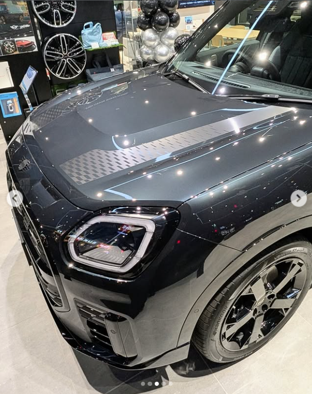 GlanzMini's tweet photo. 【#MINI千葉】
実車を見て「ズルい…」って声出た。
ディーゼルにJCWトリムの組み合わせ、
正直カッコよすぎて反則級です。
幻のレジェンドグレー、
写真より実物が100倍イイから、
この感動を共有したい…!
今週末、誰よりも早く目撃してほしい一台です🖤
#Countryman #ShadowEdition #限定車 https://t.co/HHZFjc1pIo