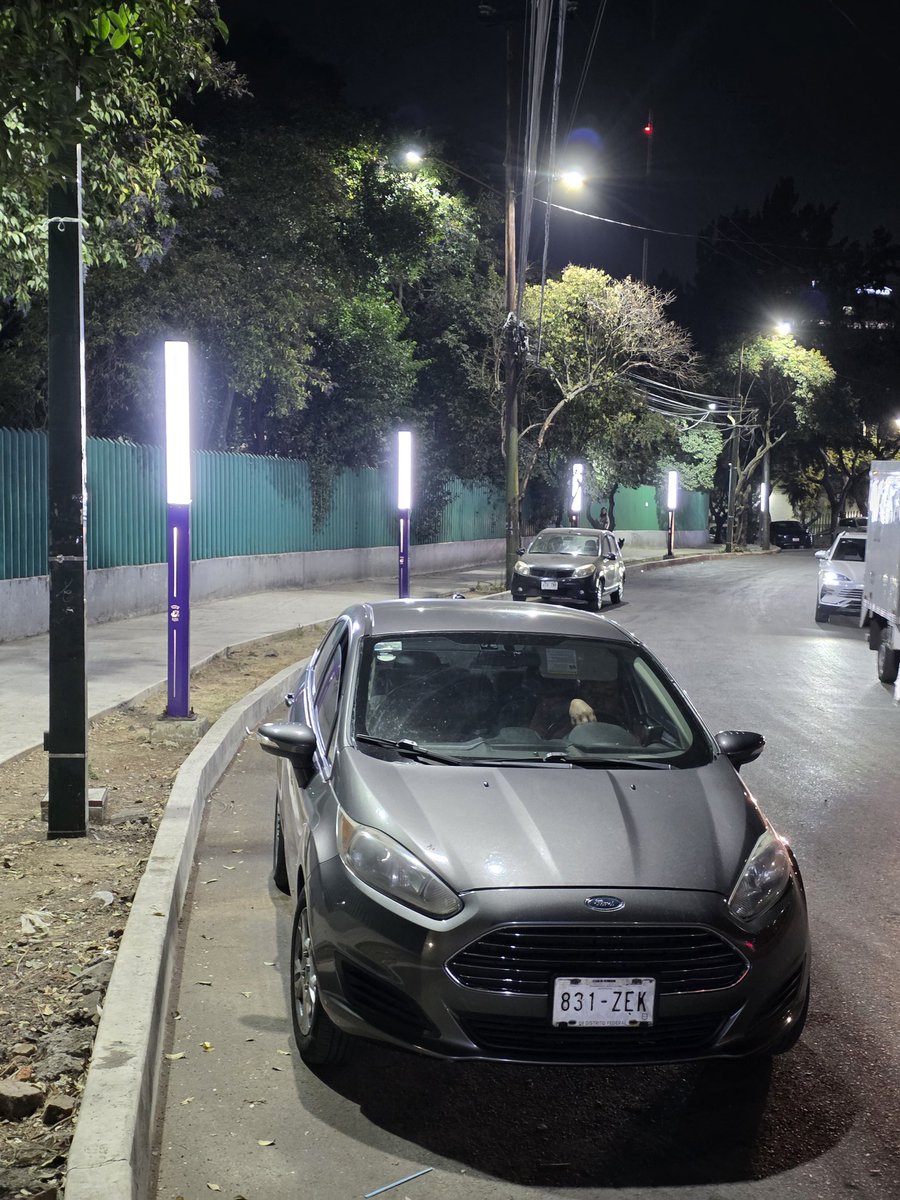 Urge apoyo <a href="/UCS_GCDMX/">Unidad de Contacto del Secretario SSC CDMX</a> en la glorieta "Presa Salinillas", justo entre Prol. Presa Don Martín y Presa Salinillas, col. Irrigación. 

Este auto placas 831-ZEK está estacionado en la GLORIETA y en la parada de autobuses aunque está PROHIBIDO.

En la foto se ve el letrero del bus: