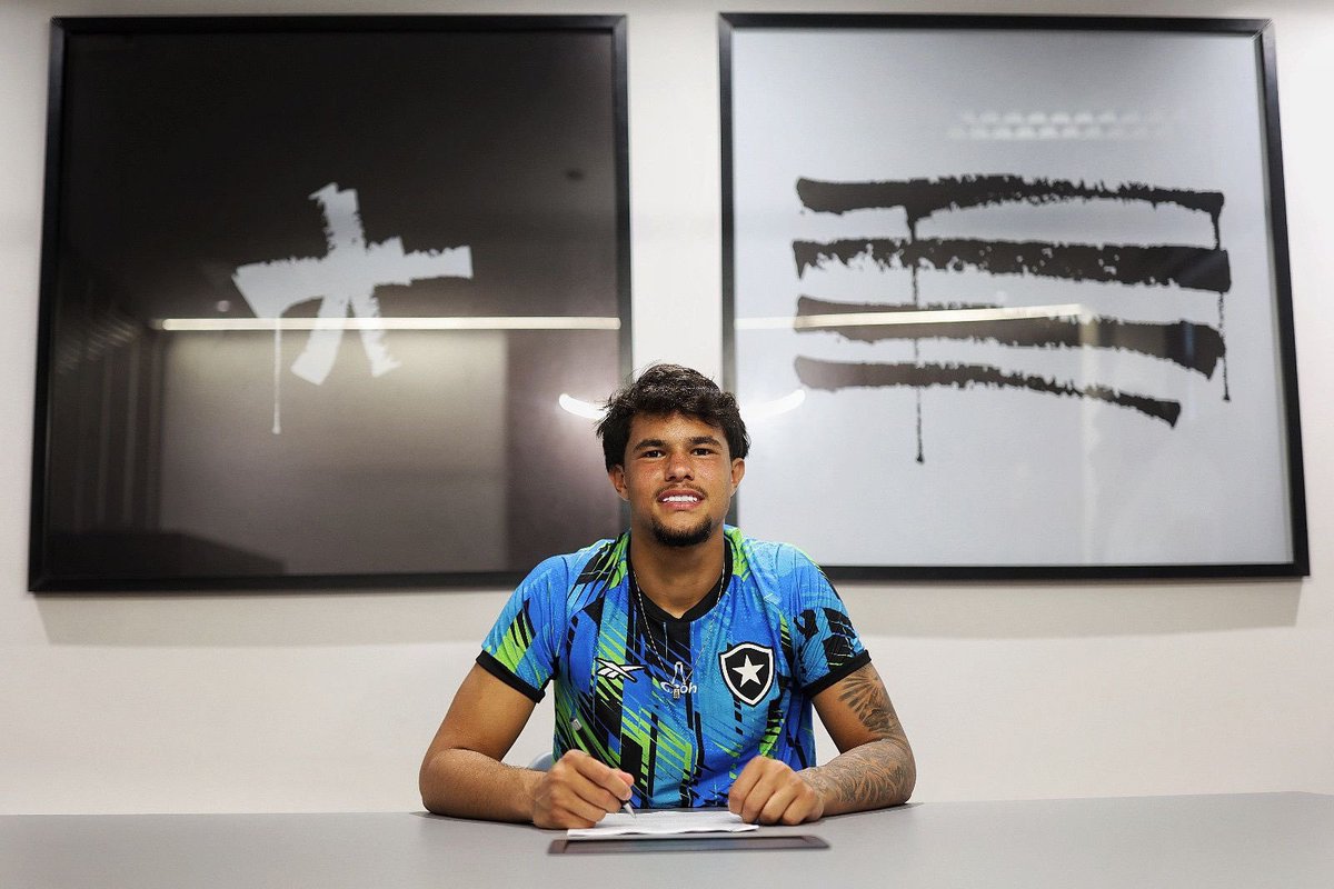 MercadoBola7's tweet photo. ✍️ Oficial! 🇧🇷

O Botafogo assinou o primeiro contrato profissional com o goleiro Bruno Samudio.

O atleta integra o elenco Sub-17, acumula convocações para a Seleção Brasileira de base e conquistou o Sul-Americano Sub-15.

Bruno é filho do ex-goleiro Bruno, que atuou pelo Flamengo entre 2006 e 2010.