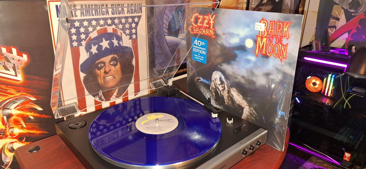 WillPhanto1's tweet photo. Tuesday night vinyl: Bark at the Moon - @OzzyOsbourne https://t.co/8XPJBbHxkT