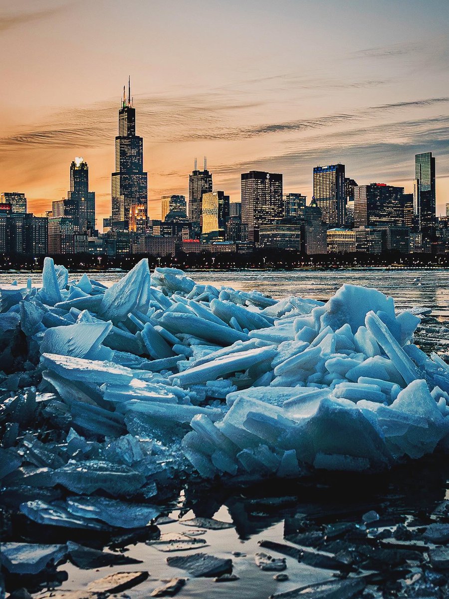 JoshuaMellin's tweet image. 🧊 The supposed thaw… tonight’s sunset in Chicago