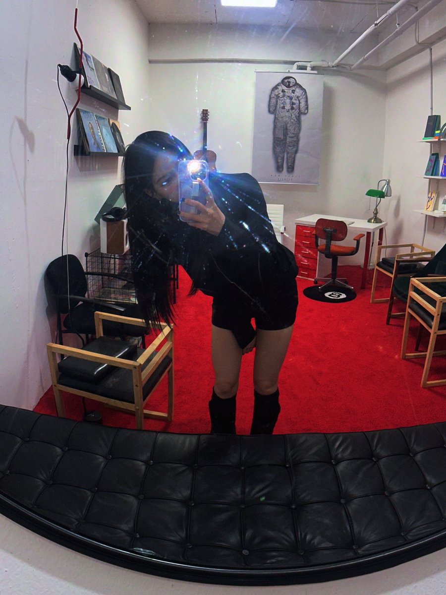 about ninety percent of my camera roll contains mirror selfies, something i know my fellow girlies relate to. casually passing by without a quick appearance check is just not it. ⟡〃 ꒱♡