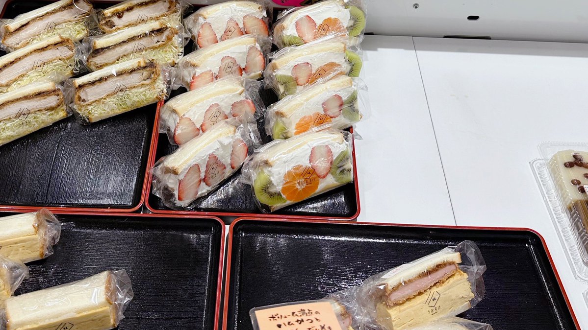 高校生のとき、学校に行けない日は図書館に逃げていて、館内も何となく居心地悪くて休憩コーナーで本を読んでいた。いつしかそこの喫茶担当の店員さんと顔見知りになり、あるとき「売り物なんだけど包装失敗したから」とサンドイッチをもらった。そのあとも何回か頂いたんだけど、あれってもしかして