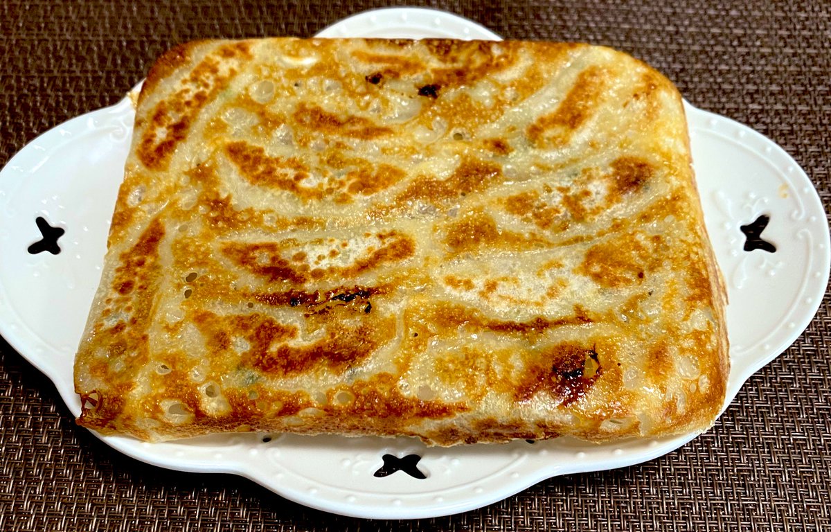 お昼ご飯は四角い冷食ぎょうざ😆笑