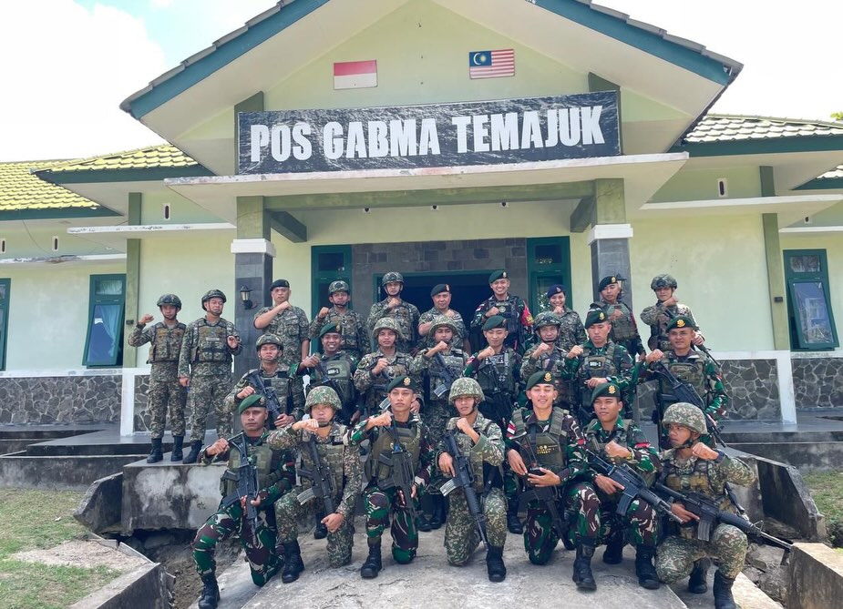 🇮🇩🇲🇾 Indonesian and Malaysian soldiers at Temajuk Joint Border Post in West Kalimantan (8/2)

📸TNI AD / 1st ADB