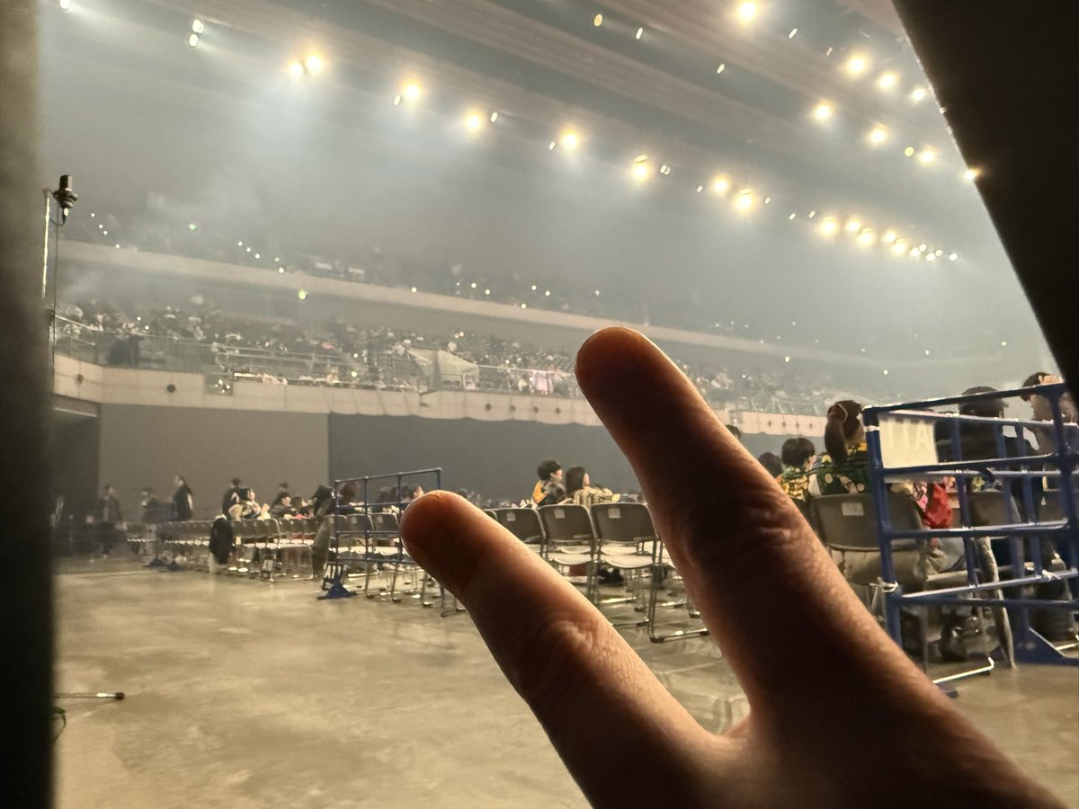 TO_TETSUYA's tweet photo. 待ち切れなくてずっと裏側うろうろしてる
早く始まんないかな https://t.co/KWypa1y9i1