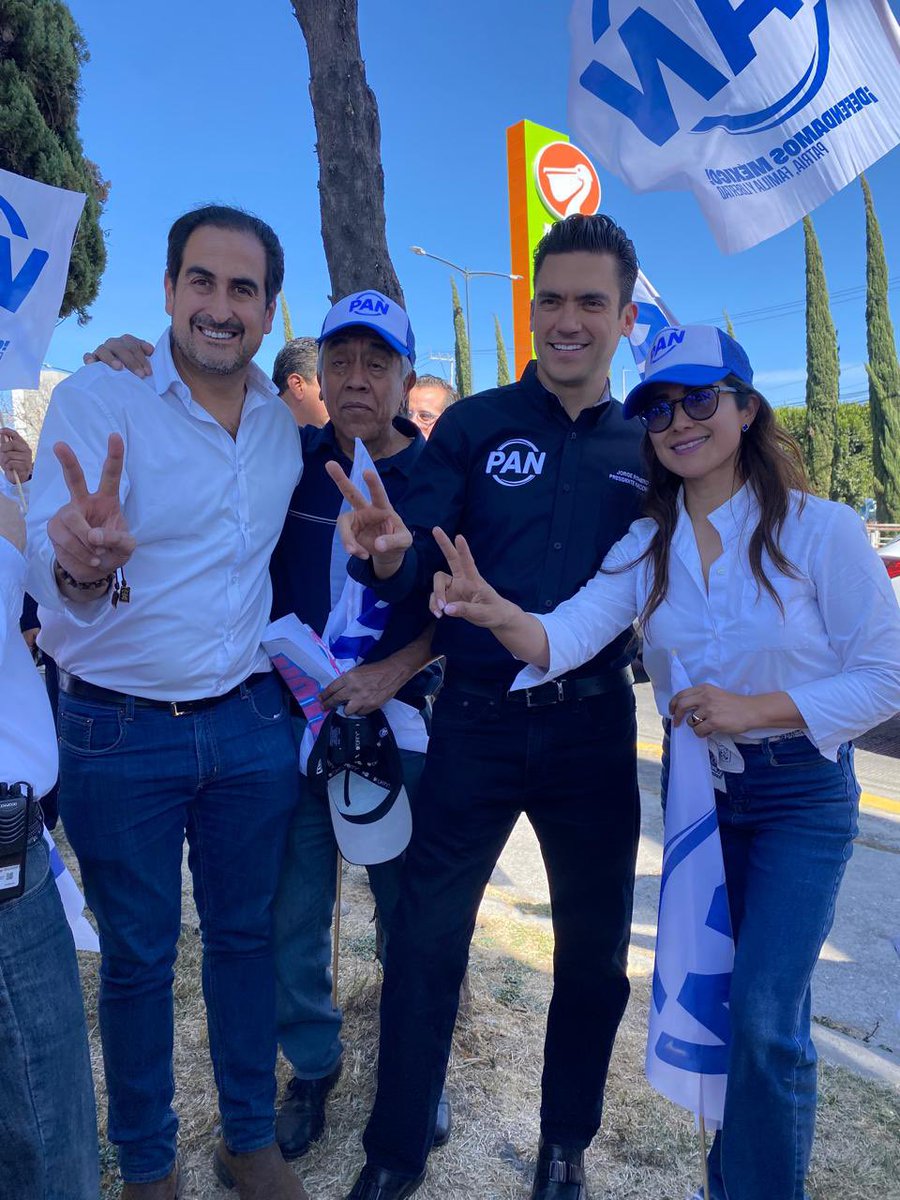 manoloherrerar's tweet photo. Hoy estuvimos saludando a las y los ciudadanos,  al #DespertarAzul nadie lo para.

Gracias a nuestro Presidente Nacional, @JorgeRoHe, por su liderazgo firme y seguir trabajando con unidad, compromiso y esperanza. Puebla está lista, y vamos con todo. ✌🏻 https://t.co/lCtpt6azIT