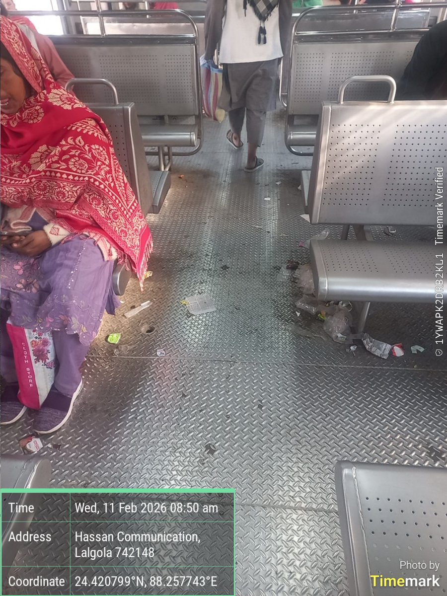 RTaterLgl's tweet photo. @drmsdah @EasternRailway @RailMinIndia unhygienic condition all coaches are dirty uncleaned at starting point i.e. Lalgola #LGLRHApsg #swachbharat https://t.co/r2UTKVHJ5m