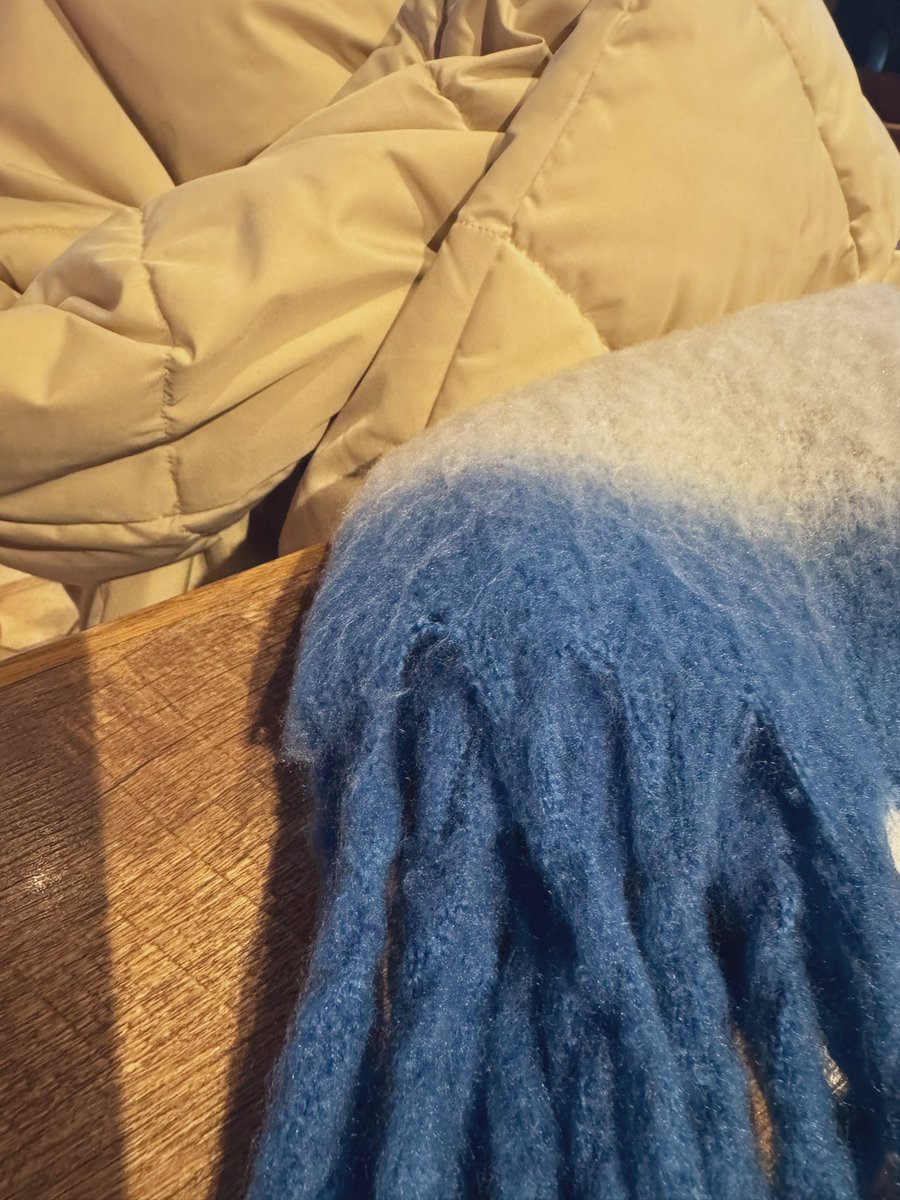 今日はBAND-MAIDのお給仕🎀
お給仕前に青とグレーのマフラーと紅茶カラー？のダウン、ジーンズ着てウロウロします〜。
15:45ごろかな？
見かけたらご挨拶していただけたら嬉しいです☺️