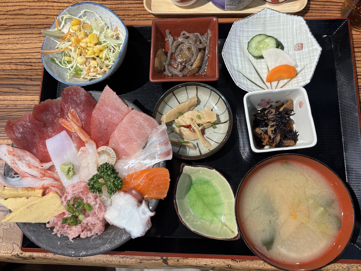 本日のランチは初訪問✨
以前から気になっていた
前橋の海鮮キッチンピースさんに
伺いました🍣
どちらも限定の海鮮丼定食と
本鮪中落ち丼定食頂きました♪
とても美味しかったです👍