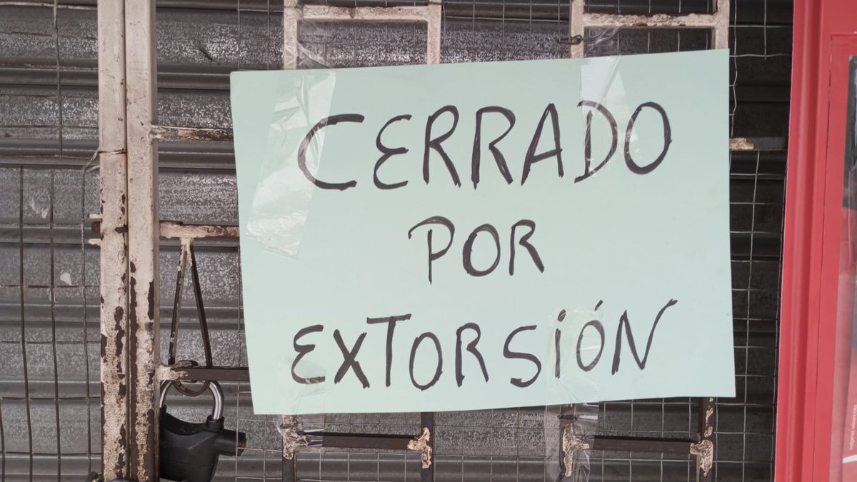 galosanchez20's tweet image. Ecuador ya no existe, ya no llega ni a ser un estado fallido, este potrero es un huasipungo que se mueve al son del dueño de la tierra que no obedece ni a dios ni a ley alguna. Con esta gente no es viable una revocatoria constitucional, solo hay que sacarlos a patadas a todos!