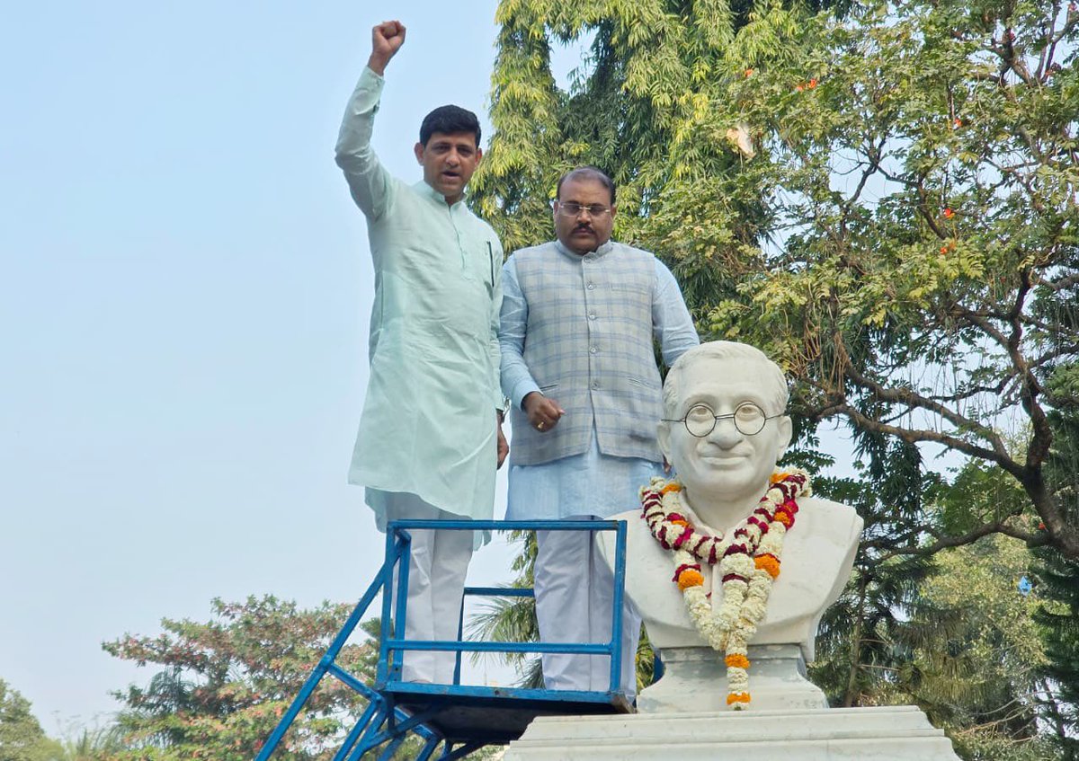 आज पंडित दीनदयाल उपाध्याय जी की पुण्यतिथि के अवसर पर बिलावली जोनल कार्यालय के समीप उद्यान में स्थित उनकी प्रतिमा पर माल्यार्पण कर श्रद्धांजलि अर्पित की।

<a href="/tulsi_silawat/">Tulsi Ram Silawat</a> <a href="/GoluShuklaInd/">Golu Shukla</a> <a href="/iMadhuVerma/">Mahadev ( Madhu ) Verma</a> <a href="/SumitMishraBJP/">Sumit Mishra</a> <a href="/GaurMalini/">Malini Laxmansingh Gaur</a>