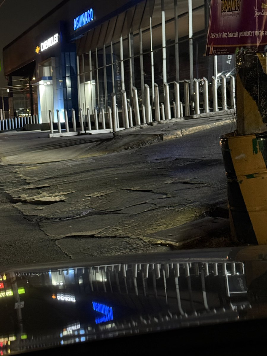 GeliG0's tweet photo. @Gobierno_Nau @Edomex y cuando vienen a arreglar esto? Lleva así casi un año. Paseo de las Aves y Av Lomas Verdes 
Y de paso una luminaria que está muy oscura la esquina. https://t.co/TxzQt5YuVz