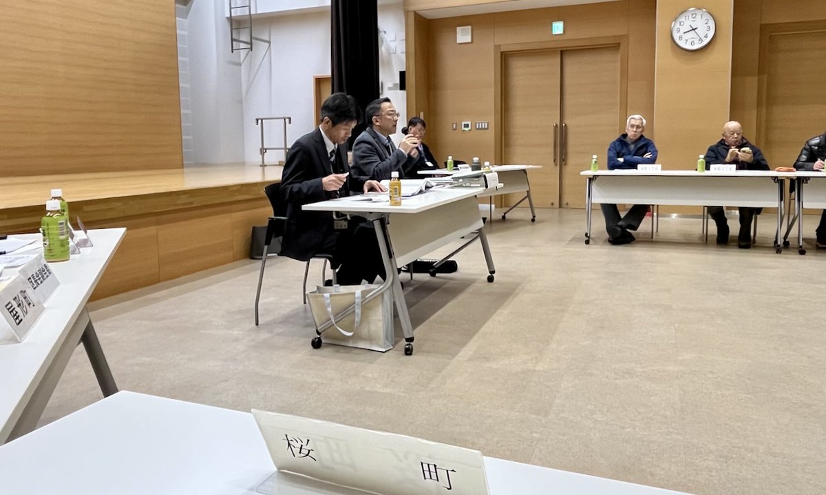 ●9日夜は鯖江地区の区長会で嚮陽会館改修工事の説明会。現時点で改修費は36億超、最終的に上振れも予想されるだけに質問百出。電気・機械工事が他の公共工事の約10倍？、40億で建物は40年しか寿命が延びない、ならば取り壊しの費用が安く済むいま建て直したら？、皆さんなんとも納得がいかない様子。