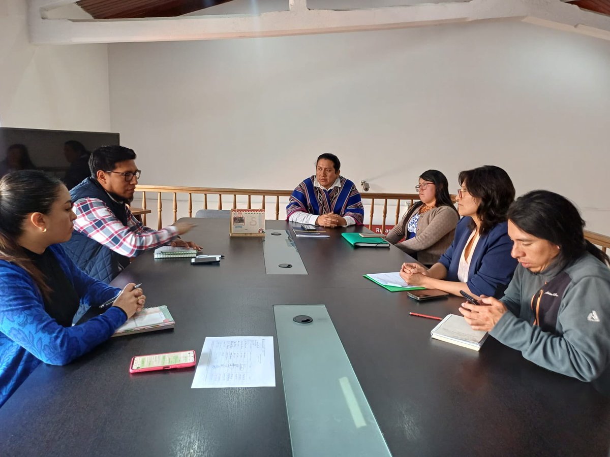 Se realizó una reunión de trabajo con las autoridades del GAD Parroquial de Cacha, con el objetivo de coordinar la apertura de nuevos espacios para la visita turística de adultos mayores, en el marco del proyecto Tren de las Parroquias Rurales del cantón Riobamba.