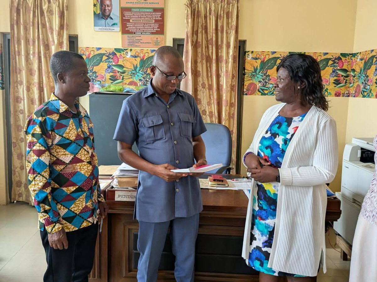 Noticeboardgh's tweet image. UEW’s PLC team, led by Prof. Ruby Hanson, has presented Teacher &amp;amp; Facilitators Manuals to the Agona West Education Directorate to boost JHS teachers’ capacity to integrate ESD into Science &amp;amp; Social Studies under the RTIA Project. #UEW #PLC #ESD