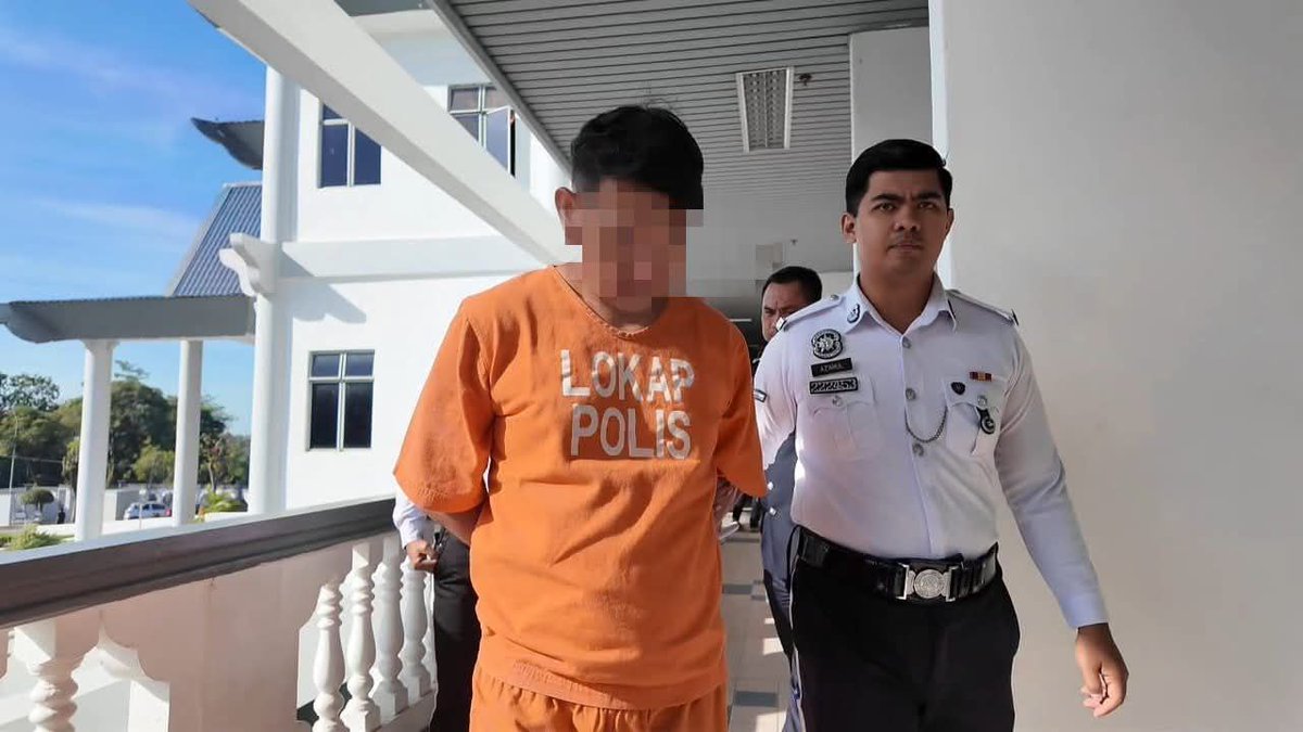 mynewshub's tweet photo. Pemandu Myvi Rempuh Lima Kenderaan Direman Empat Hari

MELAKA, 11 Feb 2026 – Pemandu Perodua Myvi yang terlibat dalam kemalangan ngeri sehingga meragut nyawa seorang penunggang motosikal di persimpangan lampu isyarat Padang Jambu, Bukit Baru, direman selama empat hari bermula hari ini.

Perintah reman sehingga Sabtu itu dikeluarkan oleh Majistret Uthman Abd Ghani terhadap suspek berusia 35 tahun bagi membantu siasatan mengikut Seksyen 41(1) Akta Pengangkutan Jalan 1987.

Dalam kejadian kira-kira jam 2 petang, Selasa, sebuah Perodua Myvi dipercayai terbabas ke laluan bertentangan sebelum merempuh lima kenderaan yang sedang berhenti di lampu isyarat berkenaan.

Kemalangan tersebut melibatkan enam kenderaan iaitu tiga motosikal – Honda EX5, Suzuki Raider R150 dan Yamaha Y15ZR – serta tiga kereta jenis Proton Saga, BMW X3 dan Perodua Myvi.

Mangsa yang maut dikenal pasti sebagai Mohd Shahrol Anuar Md Roby, 44, yang menunggang motosikal Honda EX5. 

Beliau disahkan meninggal dunia di lokasi akibat kecederaan parah di kepala dan badan.

Difahamkan, bapa kepada empat anak itu dalam perjalanan untuk mengambil anaknya yang merupakan orang kurang upaya (OKU) dari sekolah ketika kejadian berlaku.

Empat lagi individu termasuk suspek dilaporkan mengalami kecederaan.

Ketua Polis Daerah Melaka Tengah, Asisten Komisioner Christopher Patit berkata, siasatan awal mendapati pemandu Myvi berkenaan dipercayai mengalami ‘microsleep’ sebelum memasuki laluan bertentangan dan melanggar kenderaan lain.

Menurut beliau, ujian saringan air kencing dan pernafasan terhadap suspek didapati negatif daripada pengaruh dadah dan alkohol.

Kes masih dalam siasatan lanjut pihak polis.