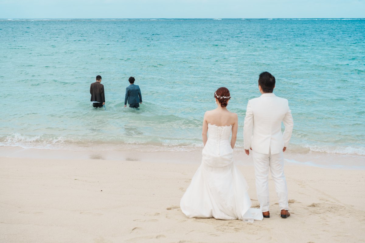 正月の沖縄ウェディングフォト撮影旅
「遠くでも誰か撮影してるなー」と思っていたらまさかの #相席食堂
しかも #ドンデコルテ 
冷たい海にじゃぶじゃぶ浸かる二人を見て、40代まだまだ攻めなきゃいかんと勇気が出ました
撮影後、震えるお二人が駐車場で着替えてるのを見ました
エラいなー
素敵ですね