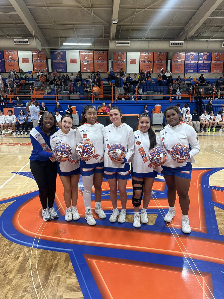 centralcathoops's tweet image. Senior night was a success!🧡💙 thank you seniors and parents for all you have done! Sic’ Em🏀🐾