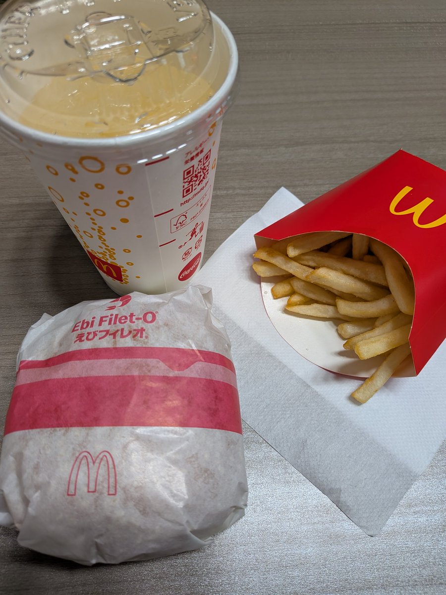 tsuki3610's tweet photo. 今日のお昼はマクドナルドにしました🍔🍟
ストローレスになっていて驚きました👍

 #マクドナルド  #マック  #マクド
 #ストローレス  #えびフィレオ https://t.co/LQrylAXWZ2