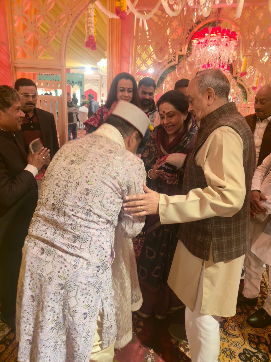 ameetasinh's tweet photo. अमेठी जिला पंचायत अध्यक्ष राजेश अग्रहरी (मसाला) जी की सुपुत्री के पावन विवाह अवसर पर उपस्थित होकर वर-वधु को स्नेह, सम्मान एवं शुभाशीष प्रदान किया।
नवदंपति के उज्ज्वल एवं सुखमय भविष्य की मंगलकामना करती हूँ। https://t.co/0nBdqgB7ip