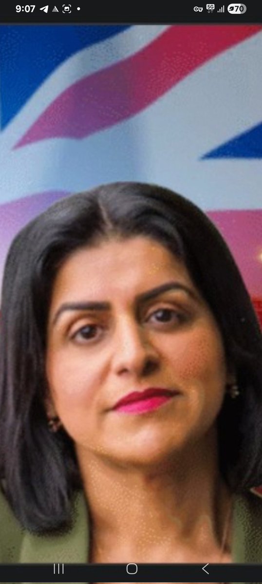 ब्रिटेन की राजनीति में हलचल 🇬🇧
रिपोर्ट्स के मुताबिक एपस्टीन विवाद के चलते PM कीर स्टार्मर पर दबाव बढ़ रहा है। इसी बीच शबाना महमूद का नाम संभावित उत्तराधिकारी के रूप में चर्चा में — अगर ऐसा होता है तो वे ब्रिटेन की पहली मुस्लिम प्रधानमंत्री बन सकती हैं।
क्या बदलने वाला है pm