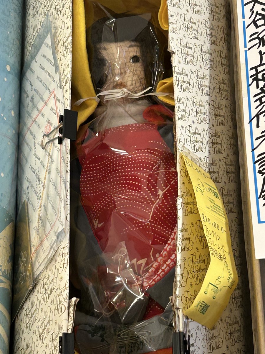 社会科学書が専門ですが、こういうのもあります。
フランクリン・エアルーム・ドール＊認定書付¥10.000
水平書館やってます😙　本日17時まで。