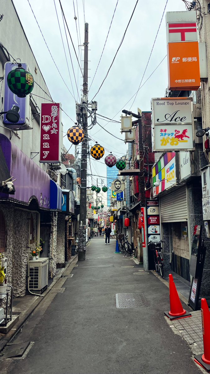 ずーっと気になっていた岡本セキユさんのシングルお芝居、やっと見に行けました！ひとりで70分、？本当かと思ったら本当でした...凄かった。。アフタートークも面白かったなぁ　今回はこれまでとまた違った毛色だったそう。見逃してきたことに改めて後悔しています　そして中野も魅力的！#明後日探偵