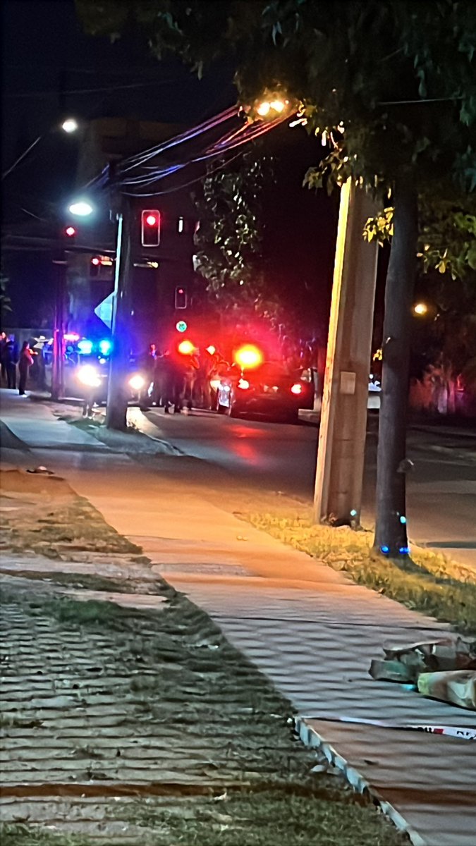pajaritos's tweet photo. Complejos momentos se viven a esta hora de la madrugada en la comuna de estación central. Los efectivos se encuentran desplegados en la esquina de pajaritos, y han dado captura a los delincuentes. Un gran despliegue de policías con apoyo aéreo. Desde surislavia, en vivo para Ud. https://t.co/IgtDAMLPnL