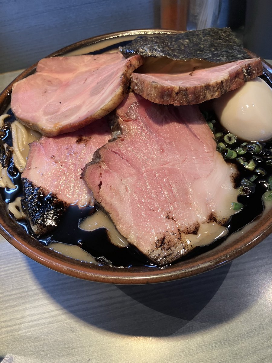 6sRs92's tweet photo. つくばの喜乃壺さんに。
肉が主役すぎて麺に弁当揚げ物下の謎パスタ感が。もちろん激うまでした。そして謎パスタも好きです。
#ラーメン　#肉盛り　#主役　#寒い日 https://t.co/uv2GP4tCUI