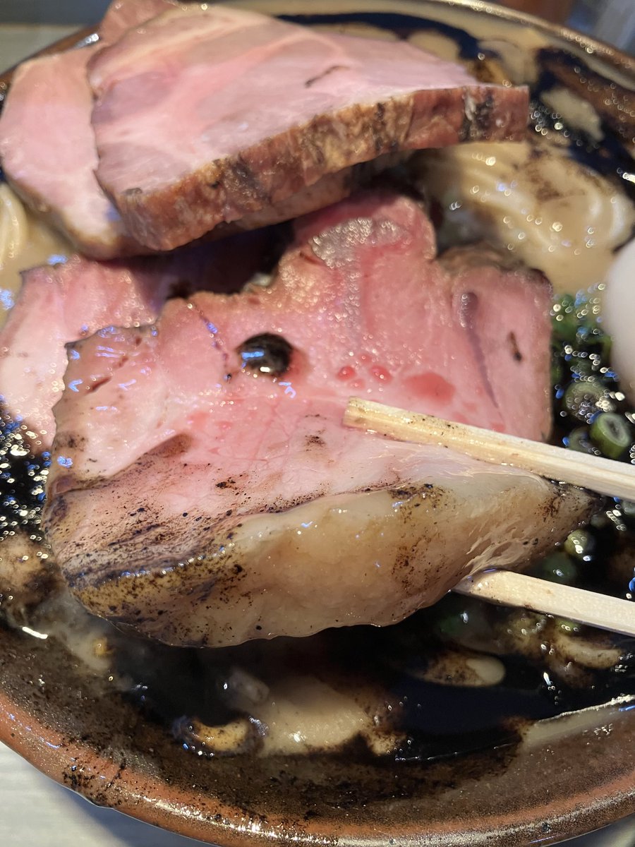 6sRs92's tweet photo. つくばの喜乃壺さんに。
肉が主役すぎて麺に弁当揚げ物下の謎パスタ感が。もちろん激うまでした。そして謎パスタも好きです。
#ラーメン　#肉盛り　#主役　#寒い日 https://t.co/uv2GP4tCUI