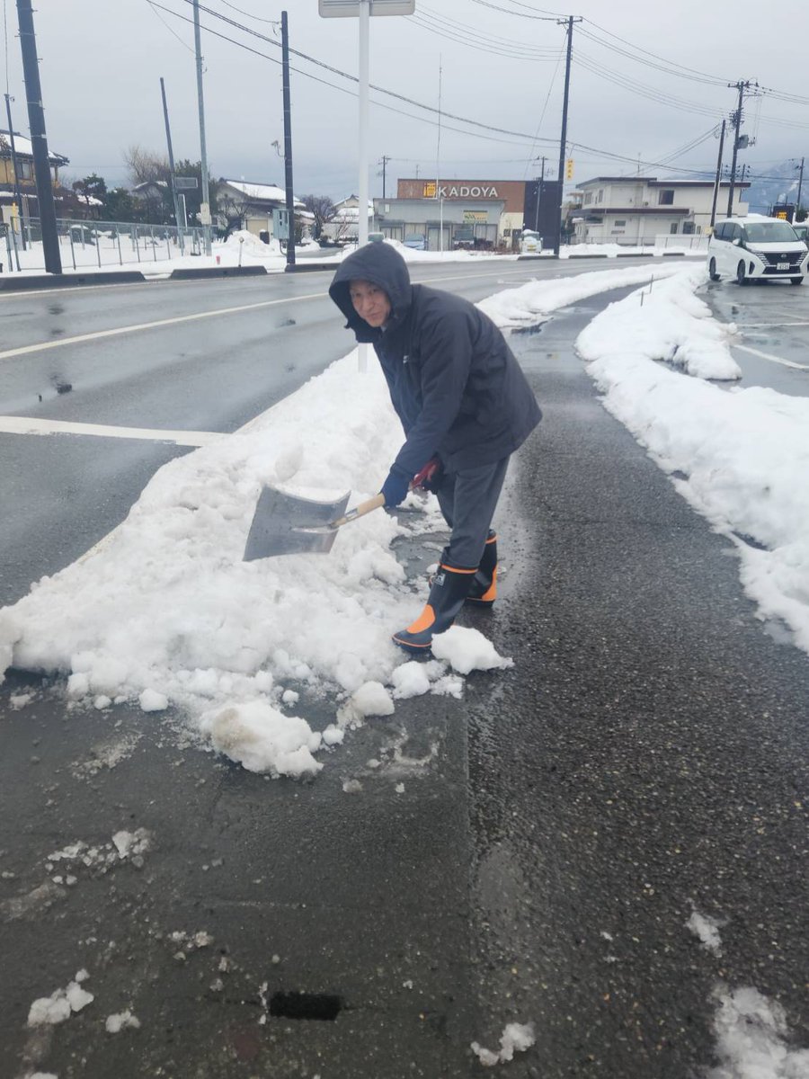 offhouse_gosen's tweet photo. 本日、#ハードオフ誕生日です！🎂
雨の中でしたが雪で塞がってる道や凍ってる店舗周辺の氷ってる場所を砕いたりなど行いました！☃
これからも安全、衛生に努めます！！#ハードオフのエコ活動2026 https://t.co/VsXNdThJPC