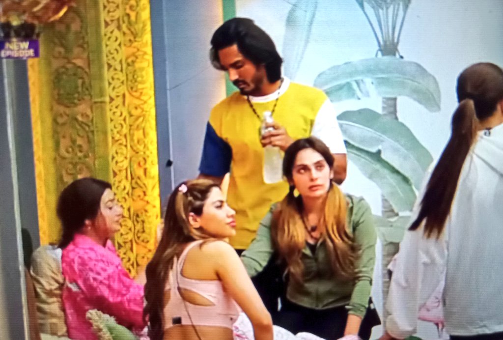 NareshJ12802's tweet photo. Love the way Digvijay came and consoled Chahat 🫶
During Rajat vrs Bhavya, Chahat supported Rajat, but today Rajat stayed quiet, Chahat is just a vote bank for him.

And Khanzadi(Guttermouth) you are just crazy dude👎👎 🤡

#DigvijayRathee #ChahatPandey 
#The50 #The50Show https://t.co/nCMKCqTQ9E