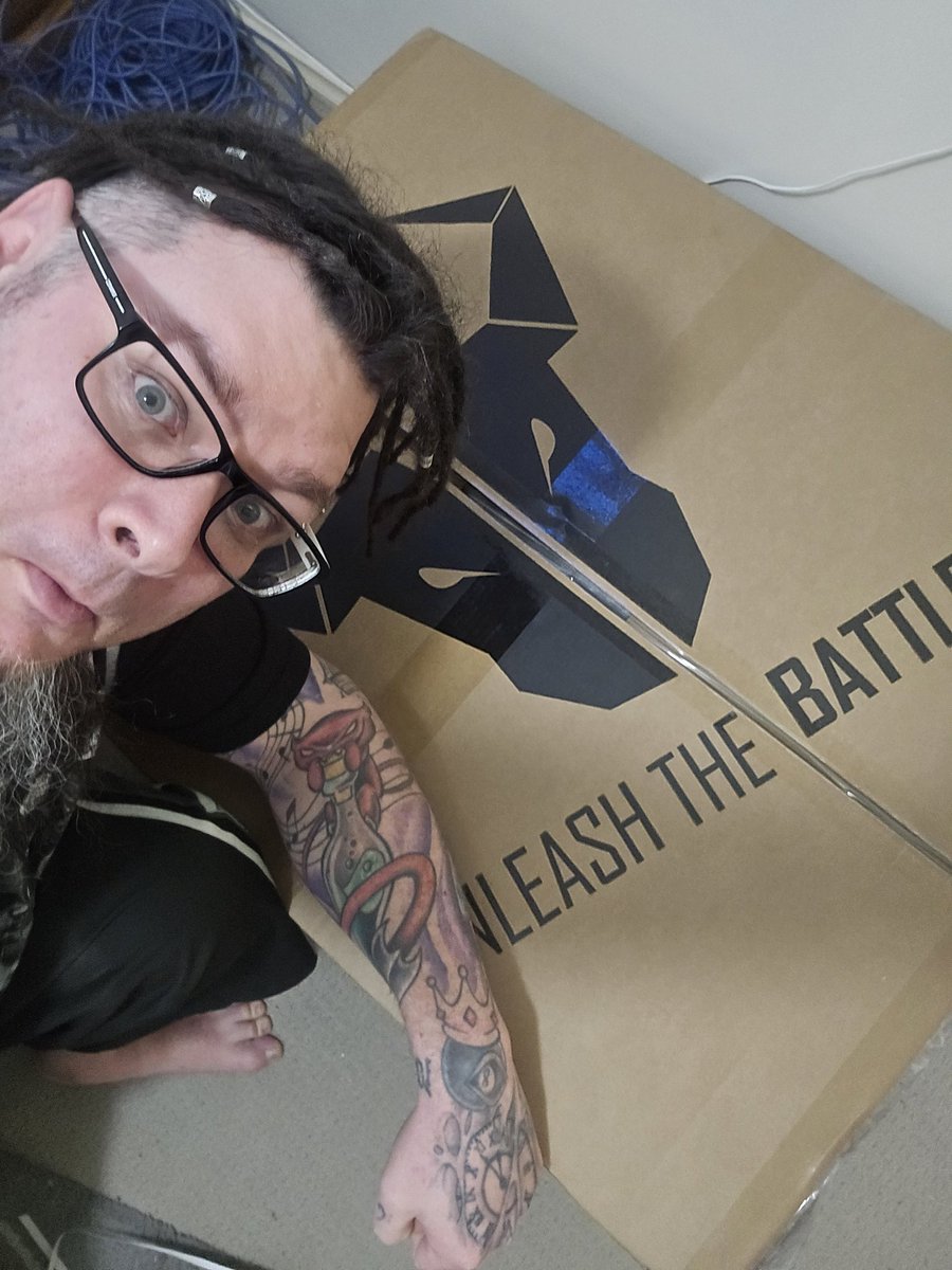 Looky what we have here! 👀 Can't believe I got myself a <a href="/BattleBull_RT/">BattleBull</a> chair!! 😱 My bum seriously cannot wait to jump in!!

 #battlebull #gift #gamingchair