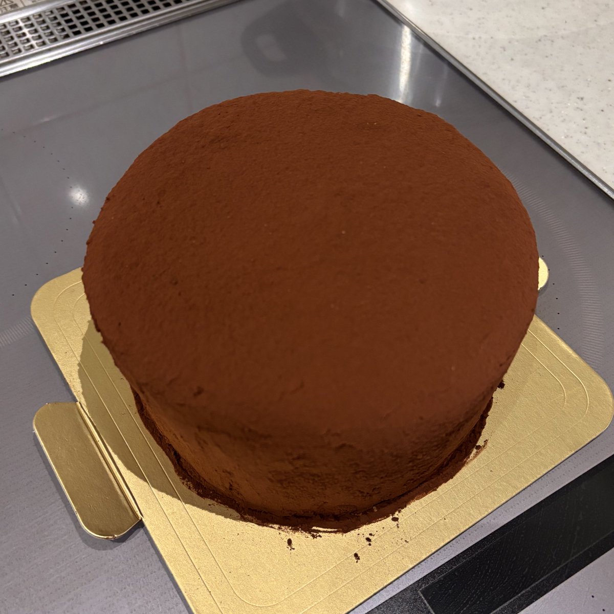 1caaa's tweet image. バレンタインに仕事入れてしまったので、致死量のチョコが入ったチョコケーキ。バレンタインは簡単にチョコババロアとかにする。