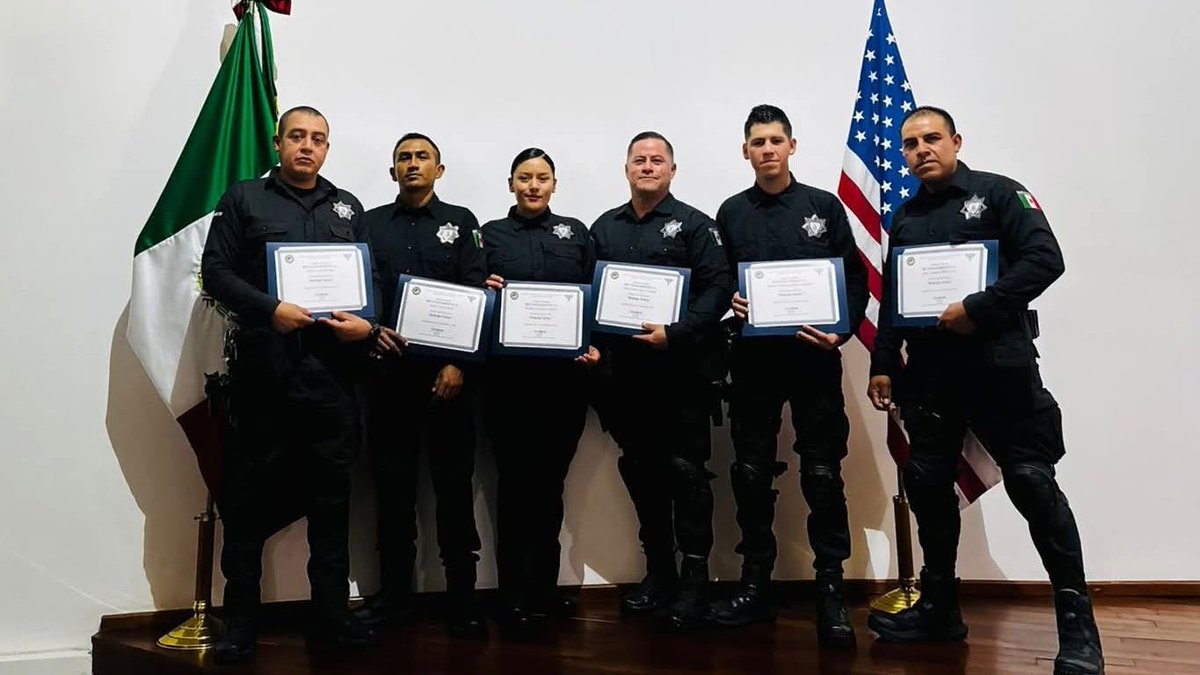 IovanPH's tweet photo. Fortalecemos la preparación de la @POESQro de manera permanente. Elementos de Grupos Especiales participaron en un curso de Medicina Táctica impartido por #INL, a través del #DHS, con apoyo de U.S. Border Patrol y #BORSTAR.
Además hubo un intercambio de experiencias con la #SSPC, #SEMAR y #FGR para reforzar la coordinación en favor de la ciudadanía.