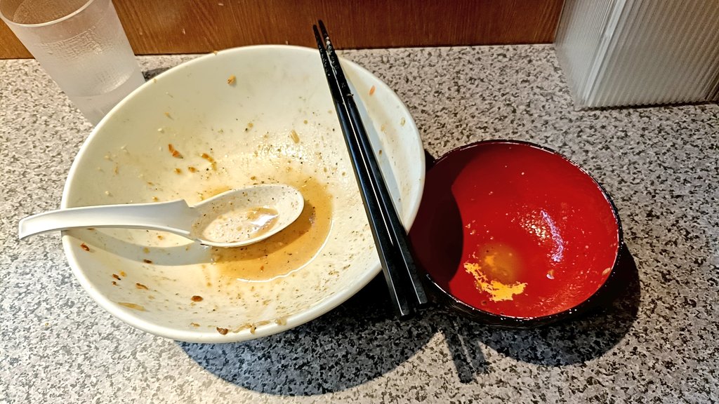 ラーメン宮郎
ローストビーフまぜそば並盛 ニンニク少なめ+生卵
来る来る詐欺になっていて😂
しばらく来れてなかったので
久訪のこちらで🍜✨🫴
☔️の為、開店10分前でPP🚶‍♂️
ローストビーフと色々なTPが沢山で最初は混ぜないでそのまま食べても途中から少しずつ混ぜて食べても美味しかったです😋