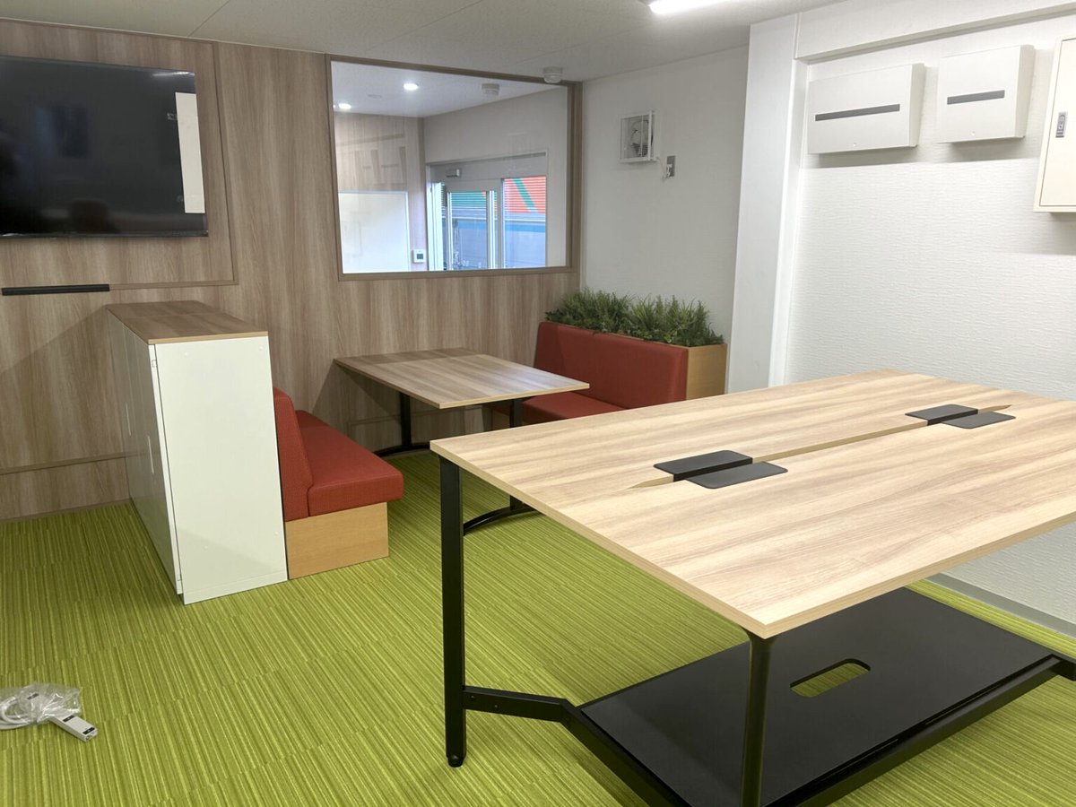 office_layout's tweet photo. こんにちは星野です！
今回は工場オフィスの快適空間づくりをお手伝いした事例です。
フリーアドレスやファミレス席、さらにはお手入れしやすいセミオーダーソファのあるカフェエリアをご提案しました。
3Dパースを作成し、イメージ通りの素敵なオフィスが完成しました！
ぜひお気軽にお声がけください https://t.co/vKrSnx4Z2u