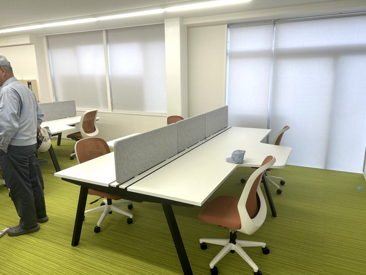 office_layout's tweet photo. こんにちは星野です！
今回は工場オフィスの快適空間づくりをお手伝いした事例です。
フリーアドレスやファミレス席、さらにはお手入れしやすいセミオーダーソファのあるカフェエリアをご提案しました。
3Dパースを作成し、イメージ通りの素敵なオフィスが完成しました！
ぜひお気軽にお声がけください https://t.co/vKrSnx4Z2u