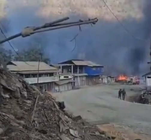 रूस- यूक्रेन की वॉर रुकवाने वाला,
पाकिस्तान के साथ युद्ध करने वाला,
अपने ही राज्य में लगी आग नहीं बुझा पा रहा?

मणिपुर की आबादी मात्र 3 करोड़ है.
और उसमें से भी  मात्र 2.5 लाख  मुस्लिम आबादी है. बाकी सारी हिन्दू आबादी ही है

2023 की फ़रवरी से मणिपुर जैसा छोटा राज्य हिंसा की आग