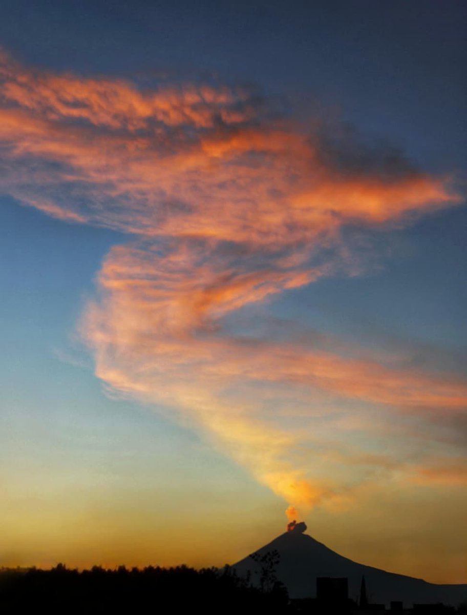 Así suspiró el cielo poblano este martes 10 de febrero.

La imponente silueta del #Popocatépetl, coronada por su eterna fumarola.

#Puebla Don Goyo