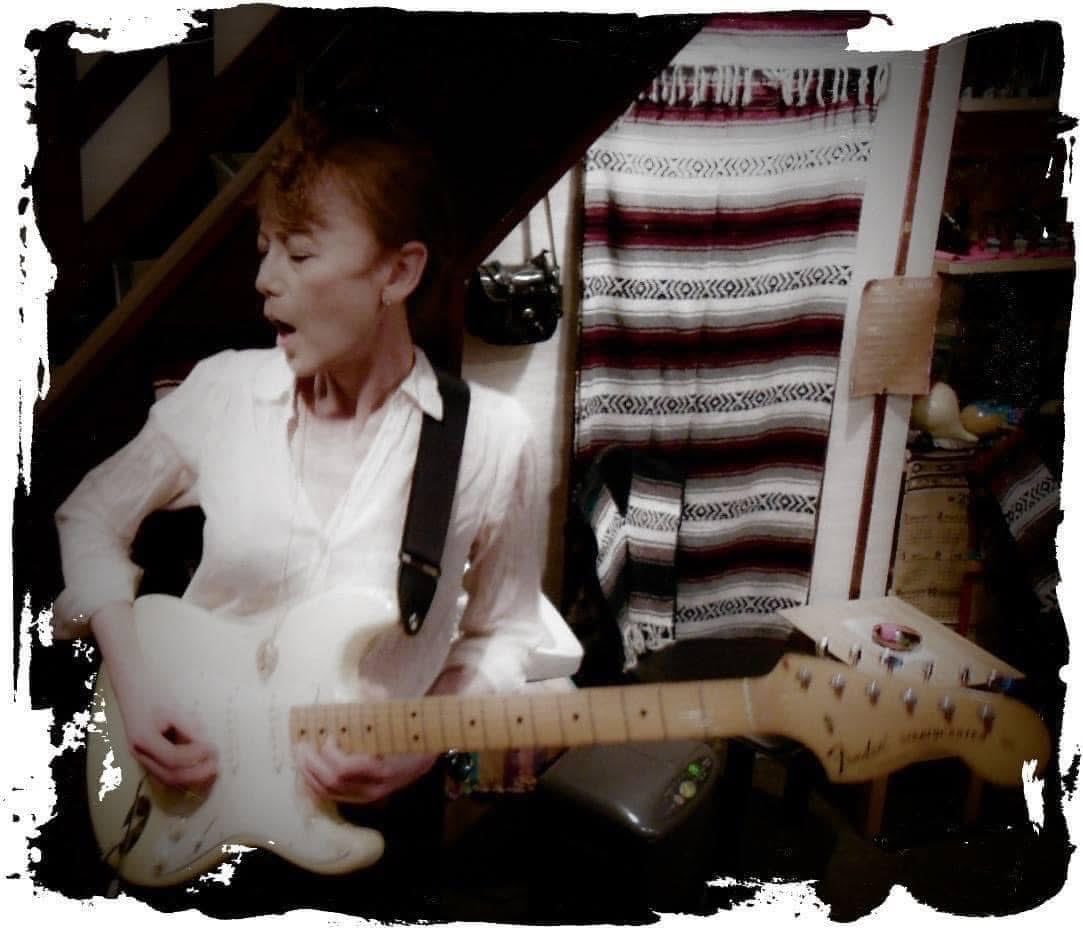 In the midst of Stratting.
お蔵より。
#Stratocaster #Fender #fenderjapan #Gigabar #actress #movie #cinema #film #songwriter #musician #liveperformance #tokyonightlife #guitarist #modeling #fenderamp