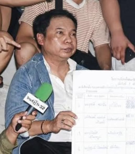 ถ้ามีใครผิดก็ต้องยอมรับ แต่พี่คนนี้น่าจะเป็น กกต  มาแค่คนเดียว และเจรจาเก่งมาก ยึดมั่นในหลักการแม้จะมีพวก ถือโทรโข่งกดดันปลุกระดมใกล้ๆ ทั้งข่มขู่สารพัด รุมพี่เขาคนเดียว ไม่ยอมให้พี่เขาออกนอกพื้นที่ แต่พี่เขาก็ไม่ยอมต้องตามกม.เท่านั้น  เพราะกม.ลต.นี่แรงนะ บางคน อาจติดคุกฟรีๆได้เลย