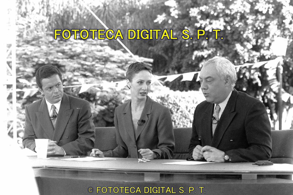 Los periodistas Miguel Ángel Collado, Lourdes Ramos y Jorge Berry transmiten el noticiario "Buen Día" desde el Jardín Hidalgo, agosto 2000.
Digitalización: Fototeca Digital San Pedro Tlaquepaque 
Fotos: Archivo Manuel Cambre 
#Tlaquepaque #TONALA #foto #historia #Guadalajara