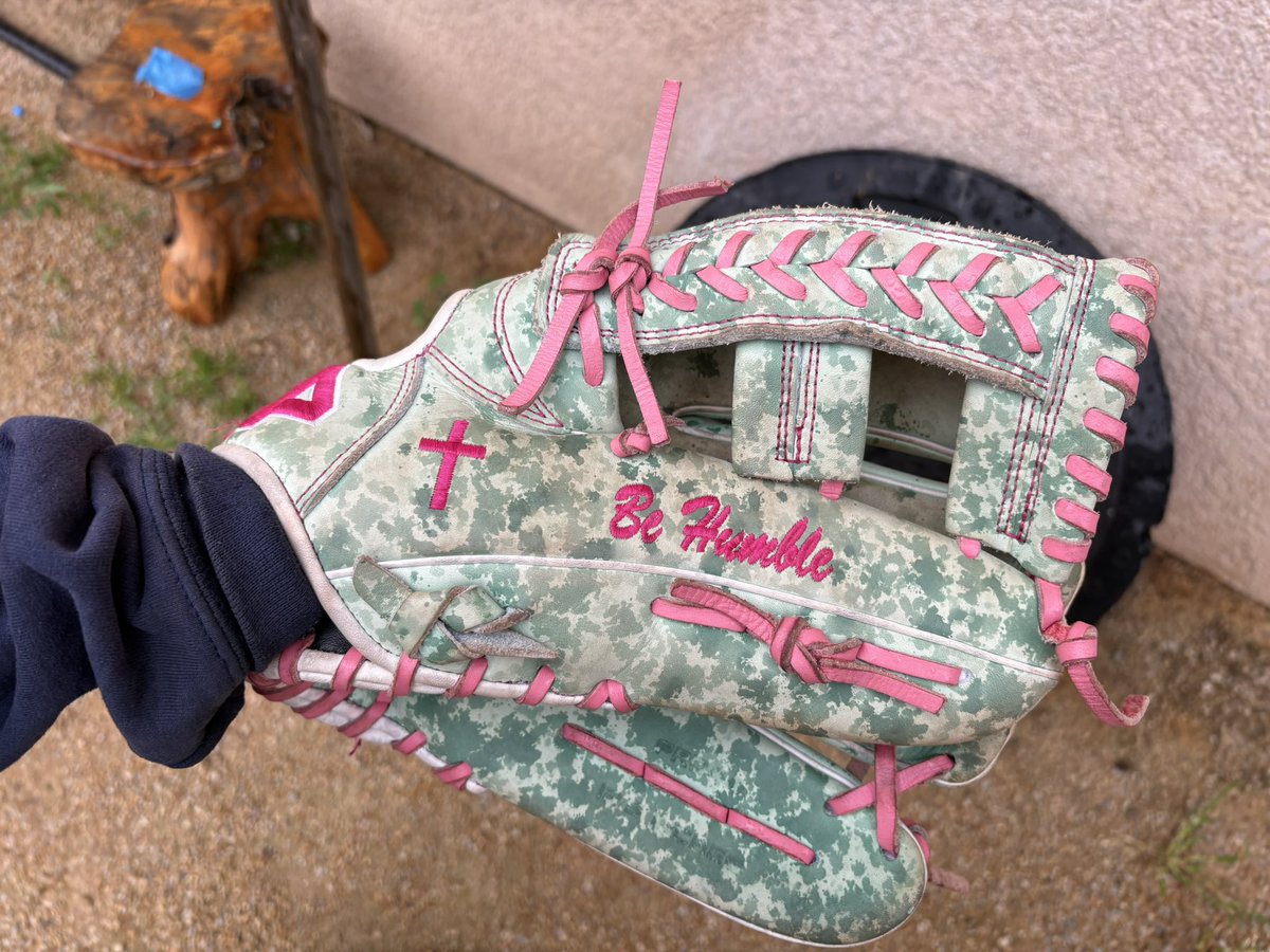 LenaClemons2030's tweet image. Tonight I worked on whip and brush contact, timing, and glove control. It’s the small things… (and check out the cool pattern on my glove from the rain! 💕) #detailsmatter #grinding #drills #pitchinggoals #chasingdreams