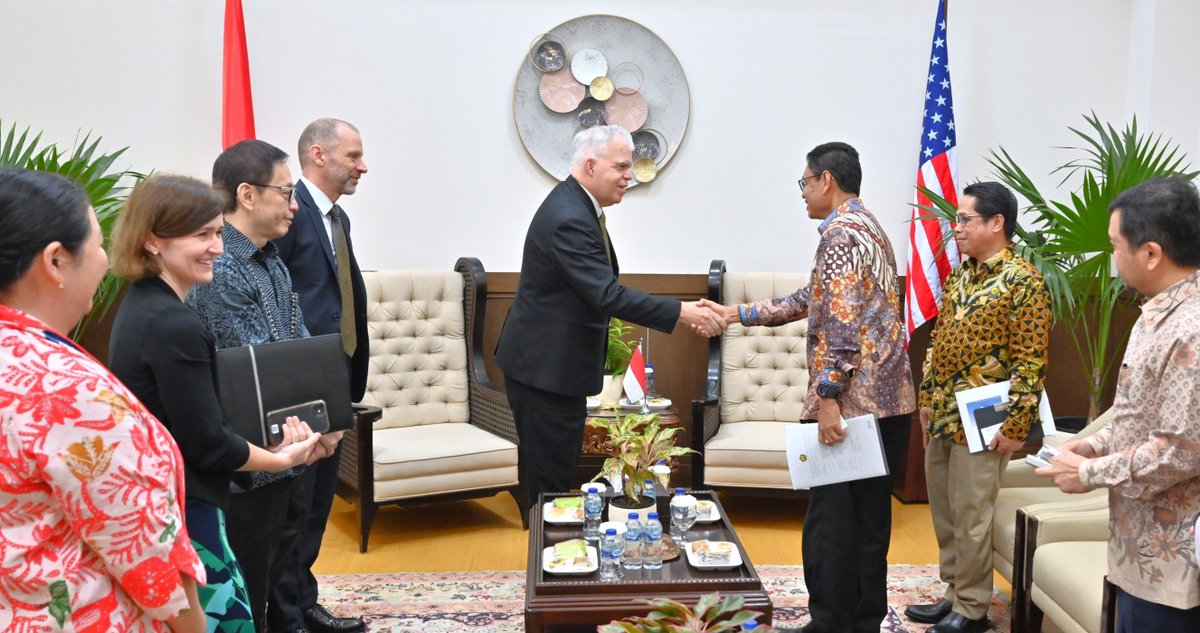 usembassyjkt's tweet photo. #PakPeter bertemu Wakil Menteri ESDM Yuliot Tanjung pada 6 Februari 2026 untuk diskusi yang produktif untuk masa depan energi ๐ฎ๐ฉ๐ค๐บ๐ธ. Pertemuan ini membahas penguatan kerja sama energi antara Indonesia dan Amerika Serikat, termasuk di bidang energi nuklir sipil dan petroleum, sebagai bagian dari upaya bersama dalam mendukung ketahanan energi kedua negara #ASRIaman