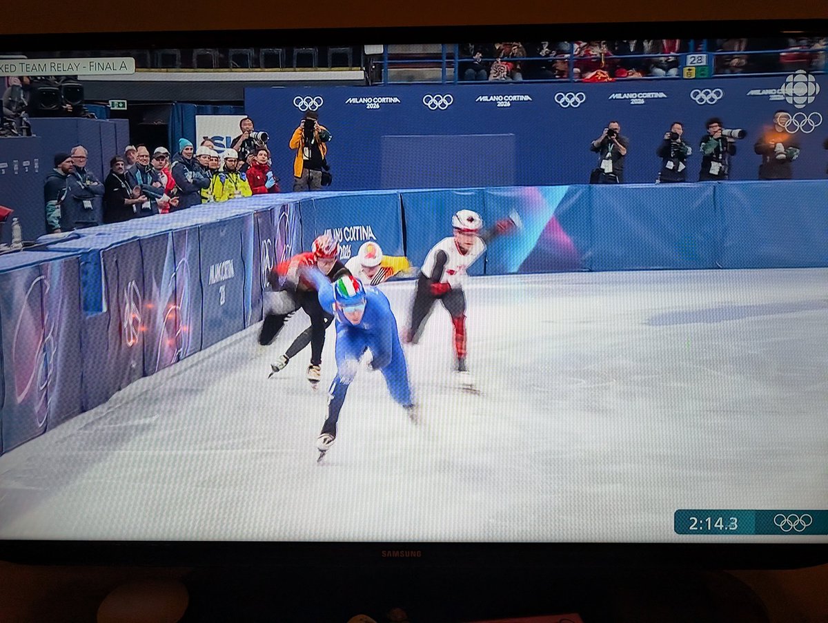 byuner's tweet photo. How on EARTH do they lean in that tight and not fall? Defying all gravity and centrifugal forces! Amazing. 

@Olympics @CBCOlympics #athletes #allstars https://t.co/BXmukafkmT