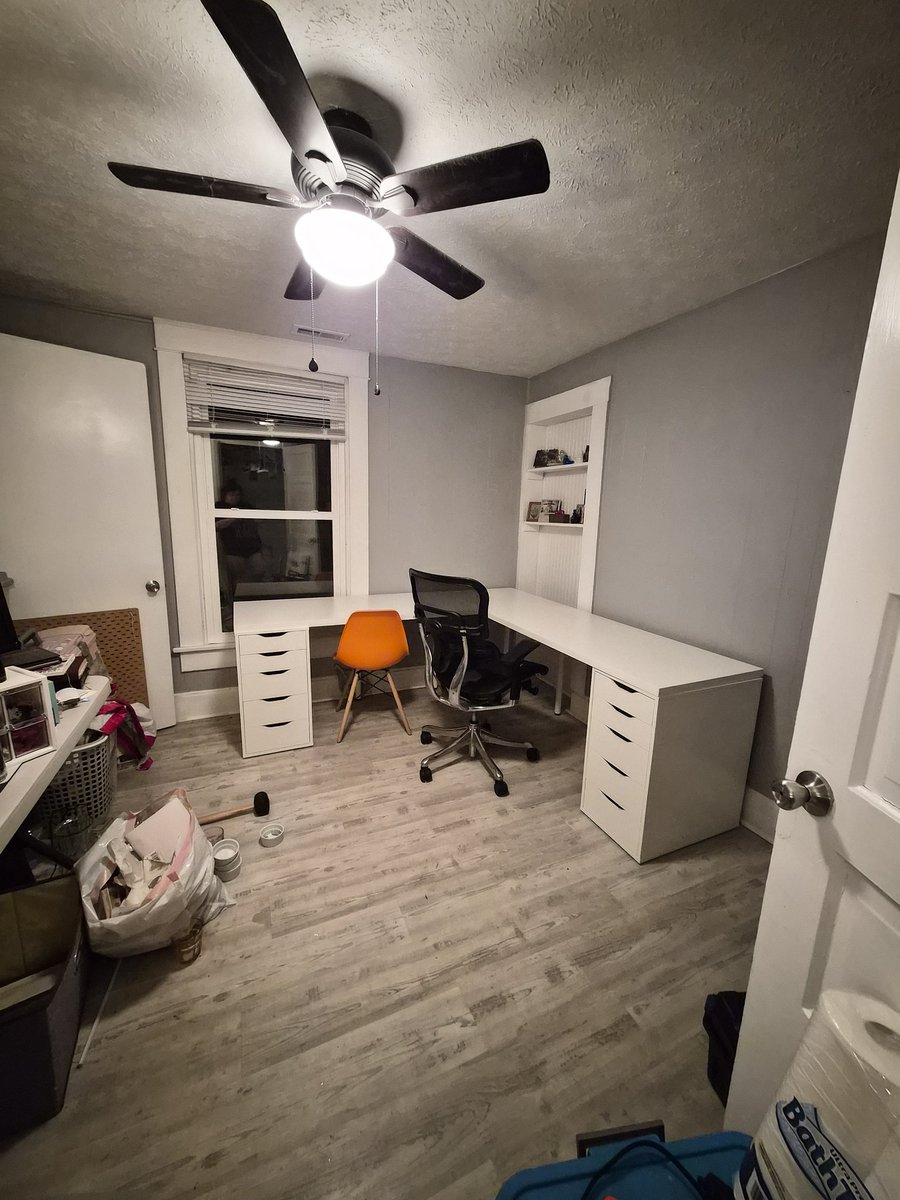 KateGrimm's tweet photo. The guy im dating made me a bouquet and built my desk today. I am so smitten 😻 https://t.co/sIhQD6JSBq